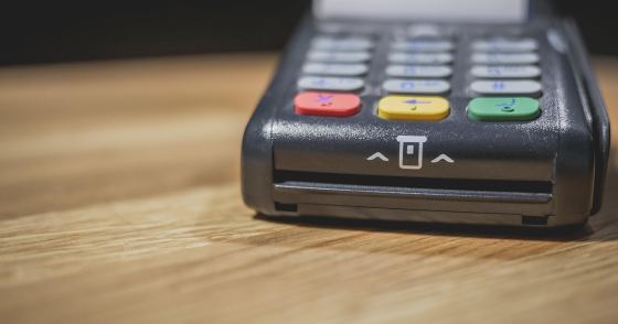 店のカウンターに置かれたカード決済端末