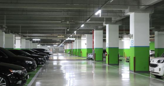 屋内駐車場に並ぶ社用車