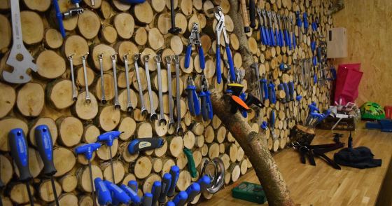 工具が種類ごとに掛けられた作業場の壁