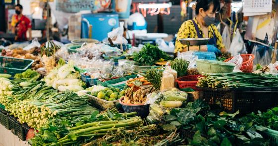 野菜が並ぶマルシェの出店