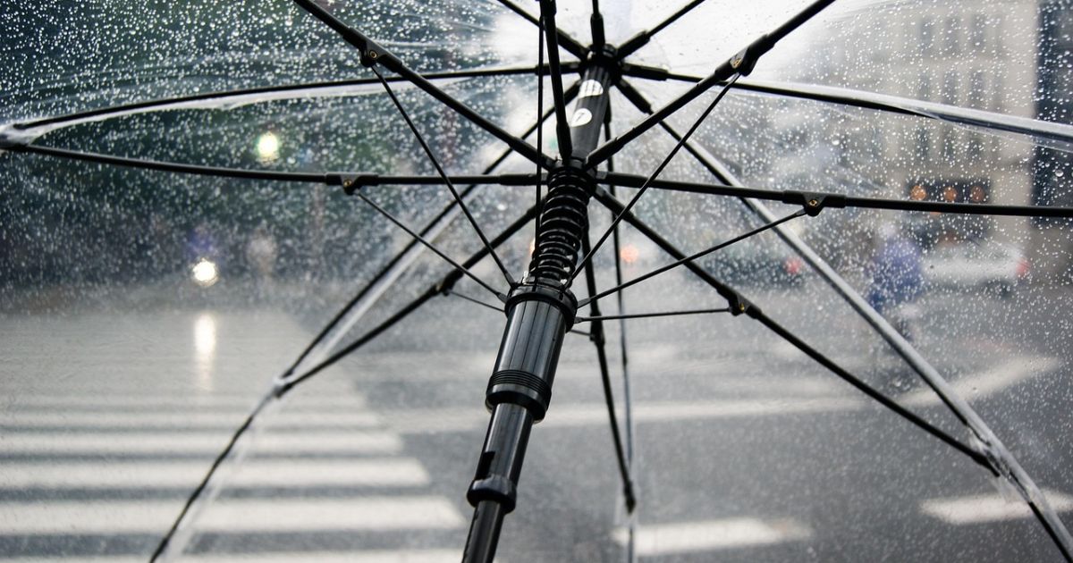 雨の街角に差された傘